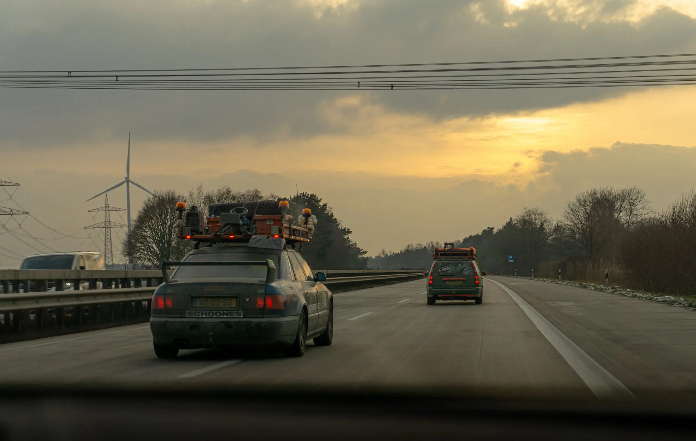 Autobahn im Abendlicht mit Windrädern