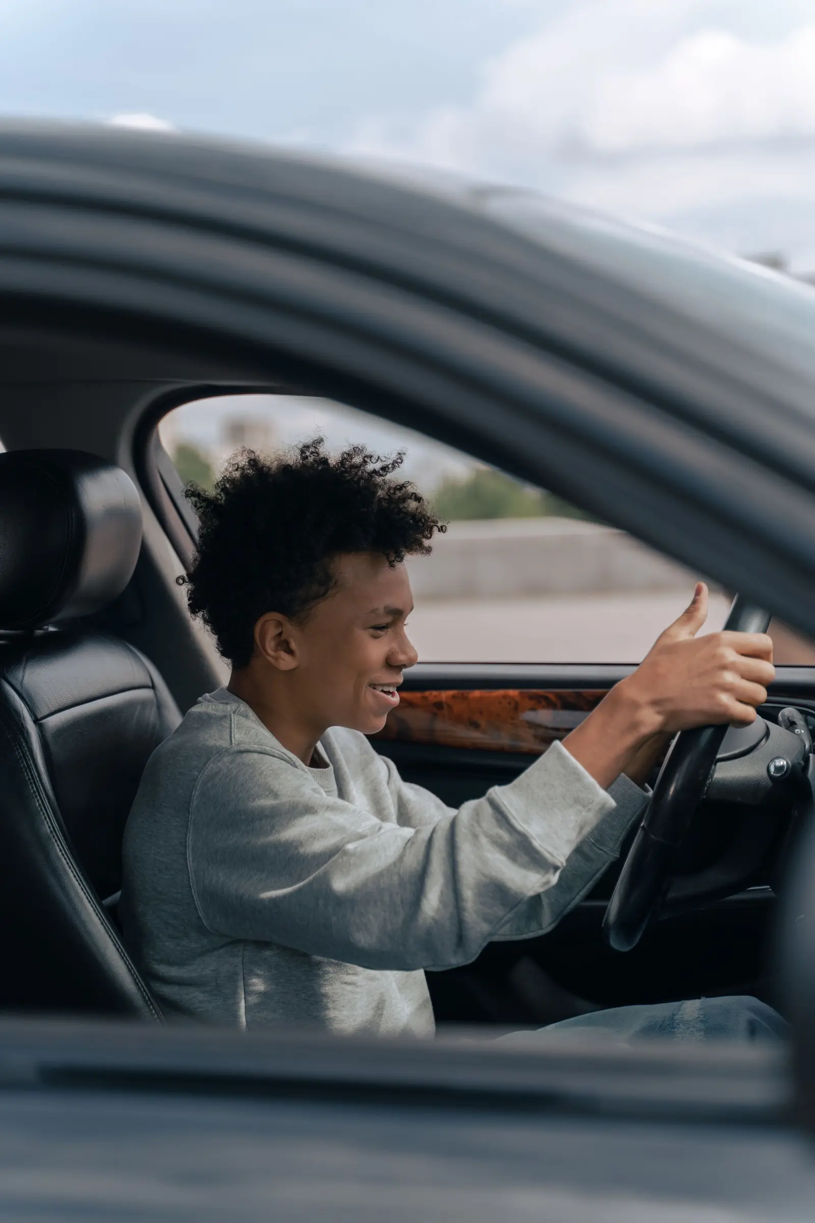 Fahrlehrer erklärt einem Fahrschüler im Auto die nächste Übung