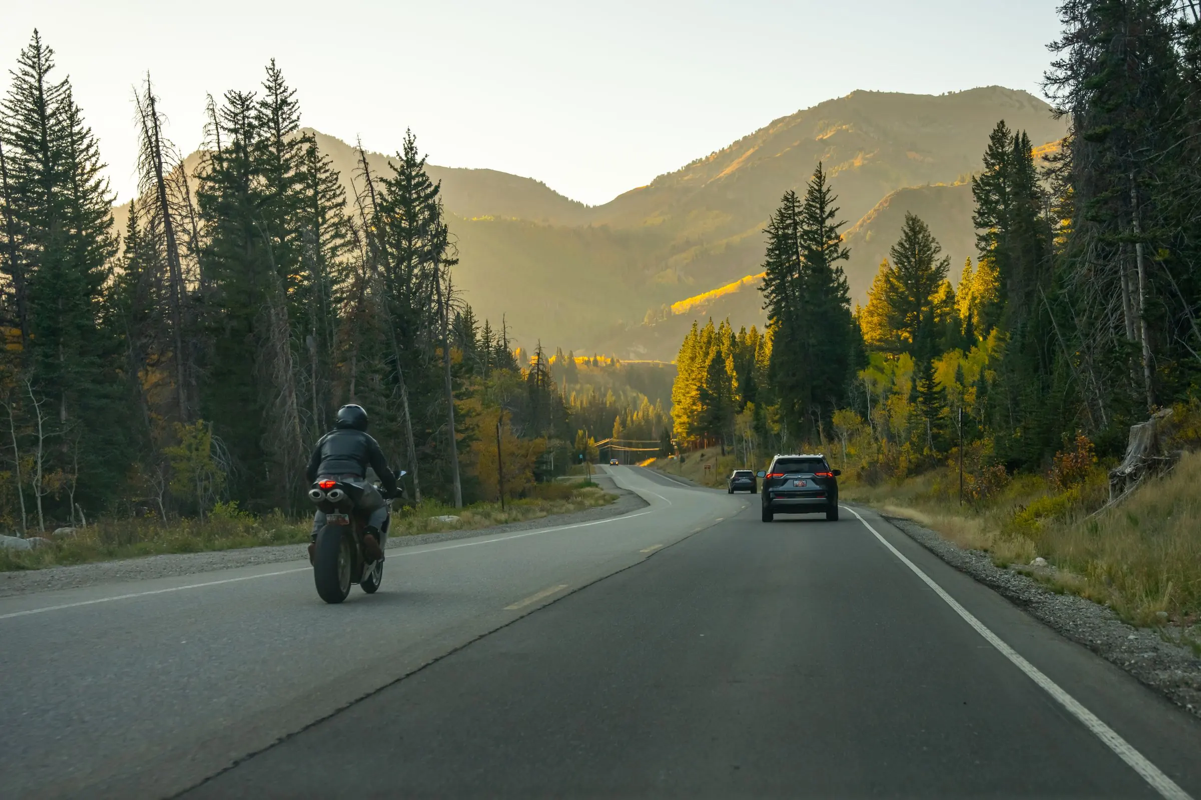 Motorrad auf einer Bergstraße im Herbst