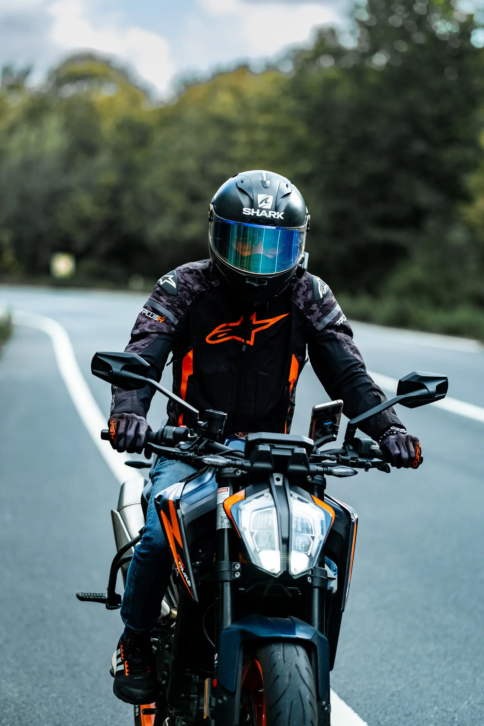 Motorradfahrer mit Helm auf einer Landstraße